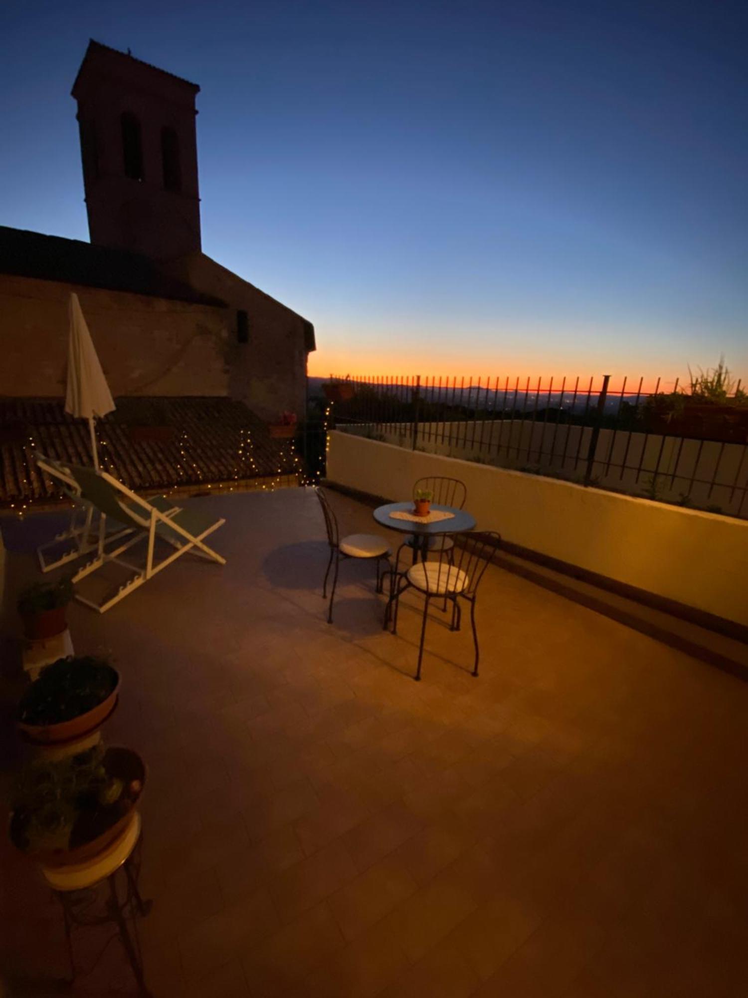 App. Con Terrazza Panoramica In Centro-Montefalco Bagian luar foto